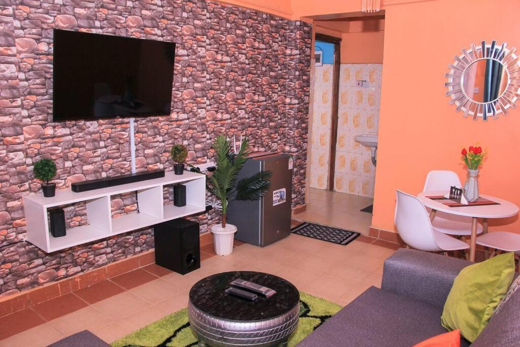 Cozy Homes 1 Bedroom House With Wi-Fi King Size Bed. Free Parking Найваша Екстер'єр фото